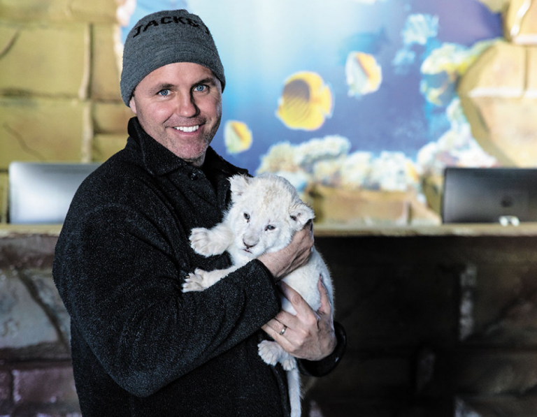 Tommy Gagnon, copropriétaire, en compagnie du lionceau Charlie, au début du projet cet hiver. Tommy Gagnon, copropriétaire, en compagnie du lionceau Charlie, au début du projet cet hiver.